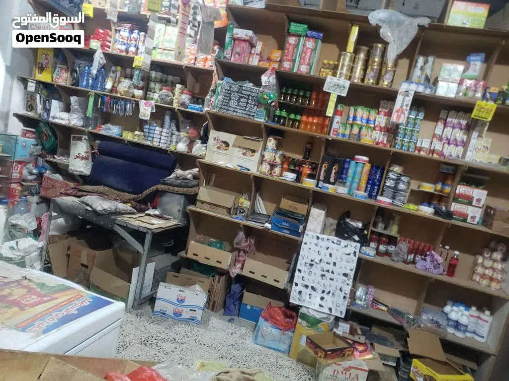 بقاله ثلاث فتحات للبيع مع جميع اغراضها سعوان...