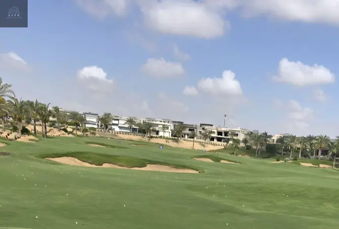 البيع في نيو جيزة: فيلا بإطلالة مميزة على ملعب...