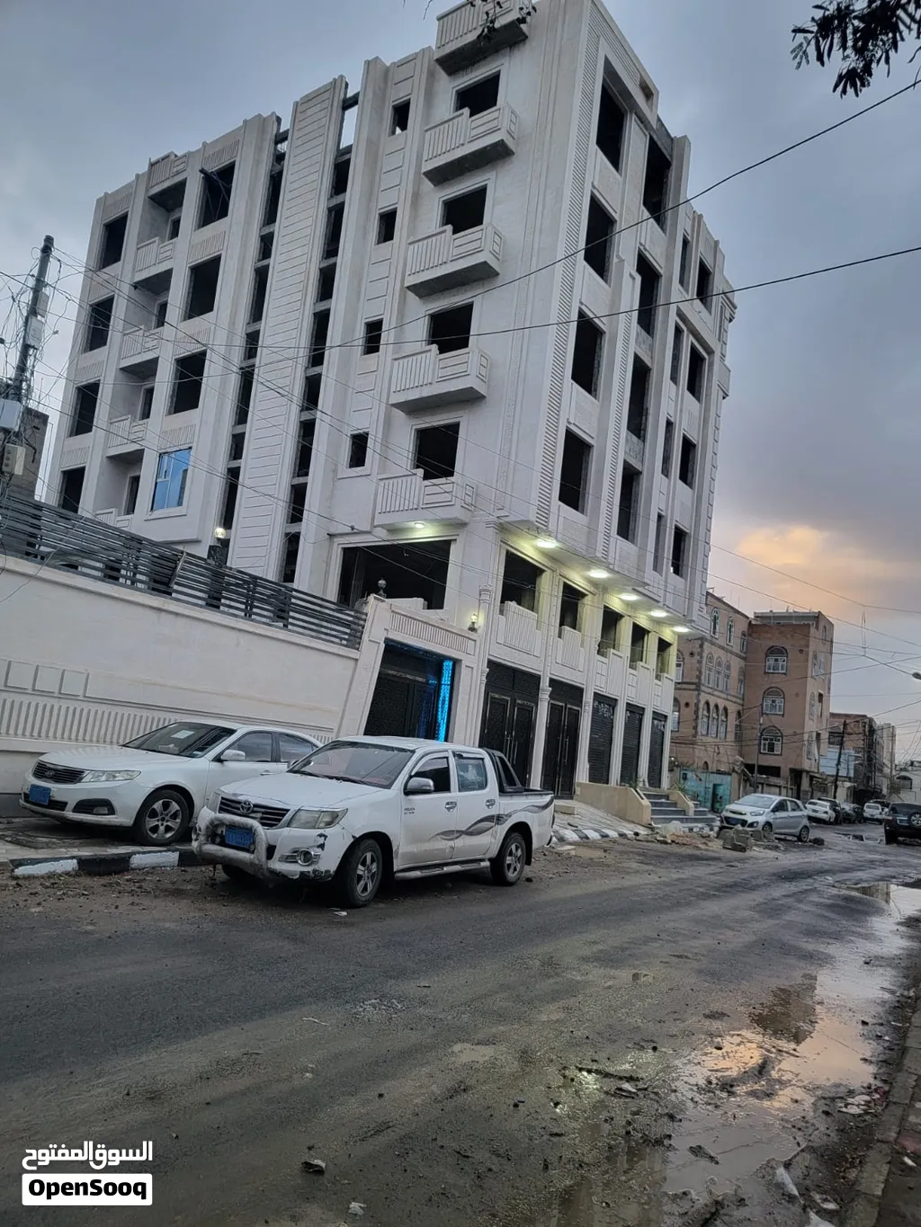عماره ظخمه عمل جبار للبيع في قلب العاصمه صنعاء الدايري شارعين معا حوش واسع بدون تشطيب البيع للحاجه