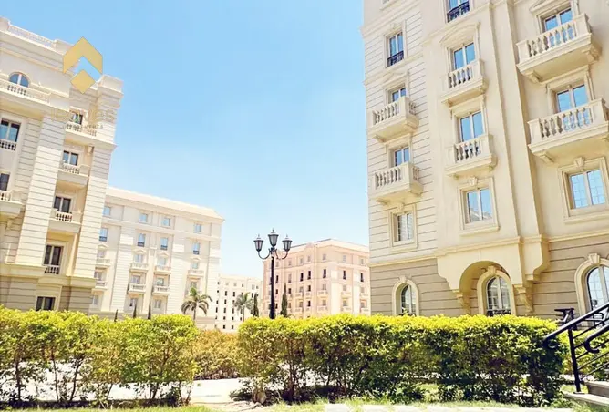 البيع في نيو جاردن سيتي: شقه 135م تشطيب مودرن بمقدم 450 الف وقسط علي 15 سنه