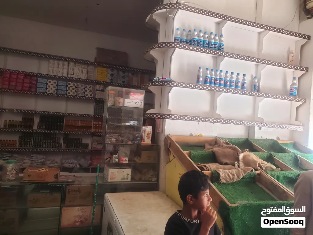 بقالة تموينات مواد غذائية ركنية ثلاث فتحات للبيع بسعر عرررطة دخلها باليوم مابين 120 الف - 180 الف