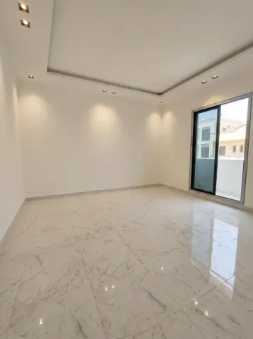 شقة جديدة تماما من 4 غرف نوم للبيع في البحير بسعر 73000 دينار بحريني
