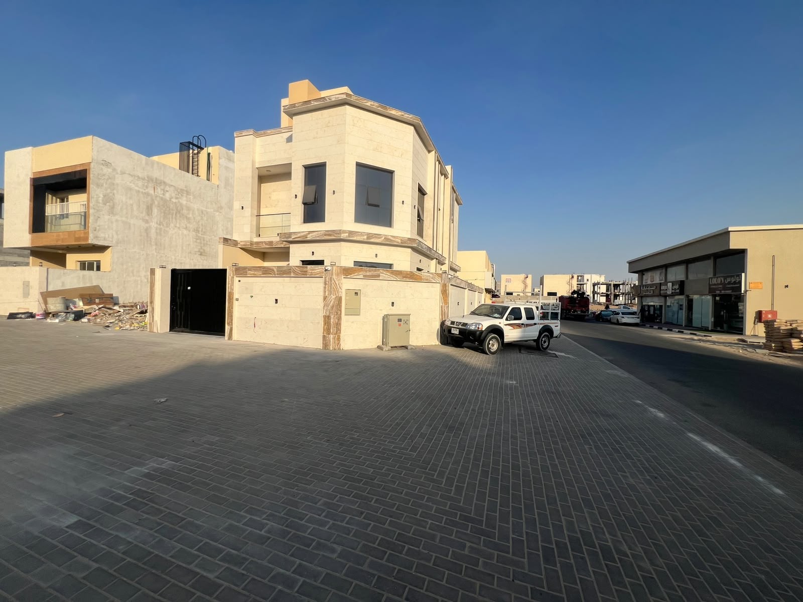 فيلا زاويه جديده للبيع .. تاني زاويه من شارع رئيسي 
الموقع عجمان منطقه الزاهبه
 غرفه مع روف بالطابق