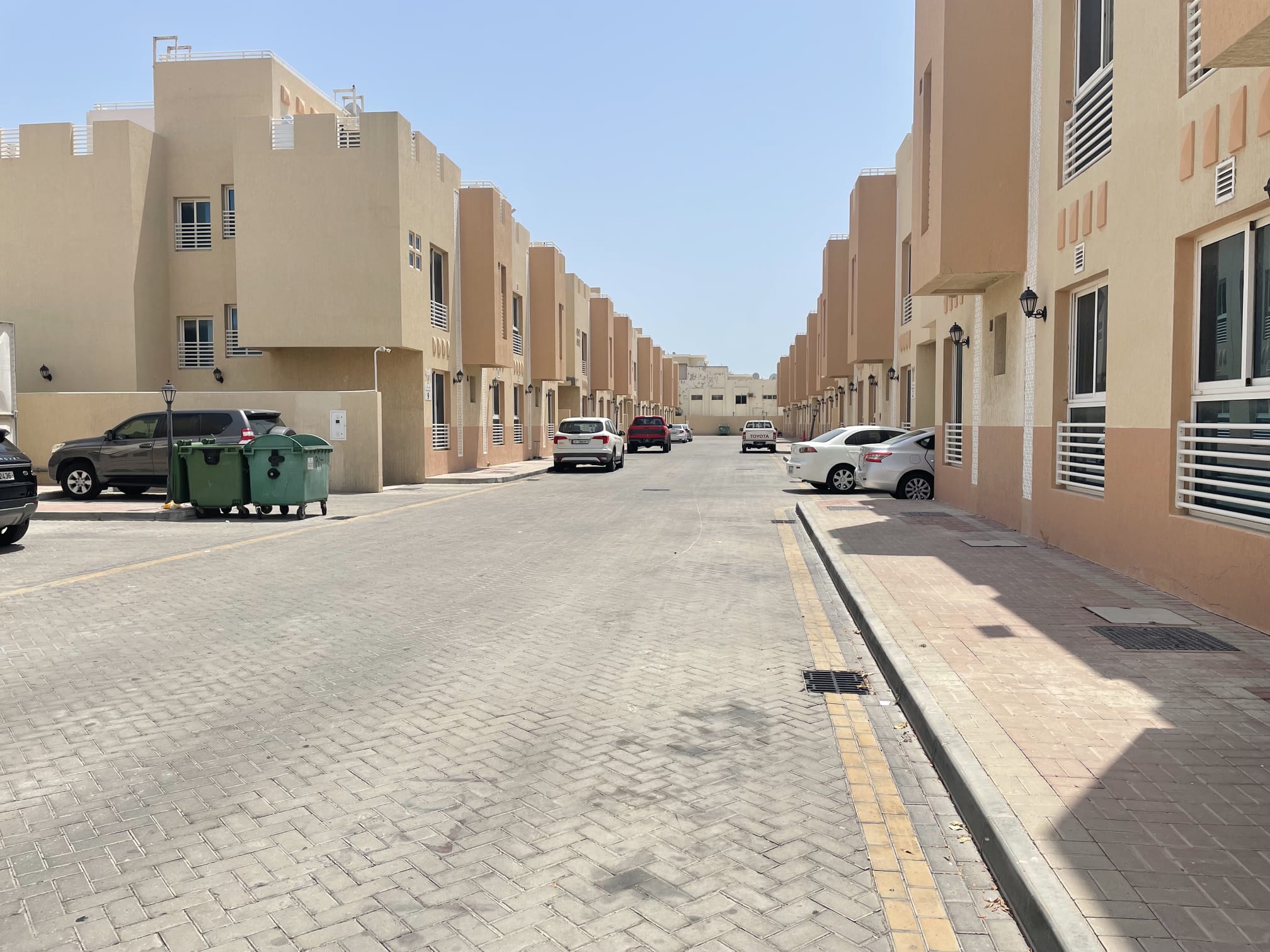 شقق بمجمع ساكنى للايجار بالمطار