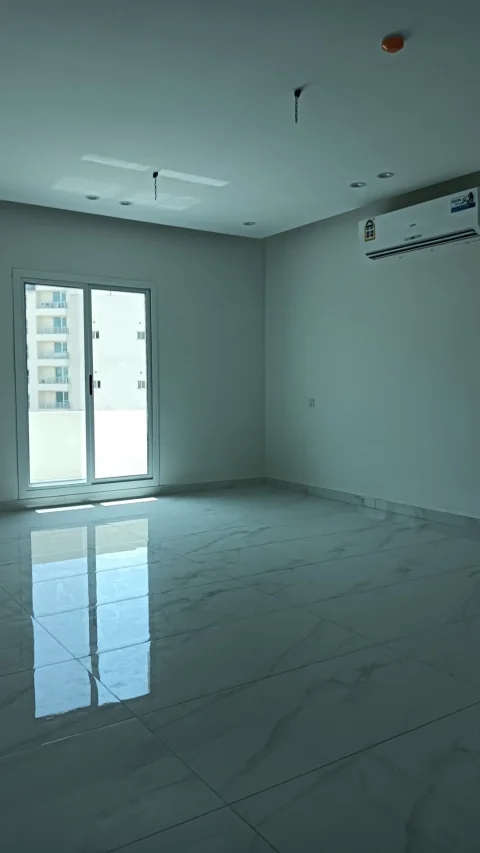 شقة جديدة للبيع في الحد 3 غرف نوم، 4 حمامات، صالتان، مطبخان، مكيفات هواء، وموقفان لسيارتين