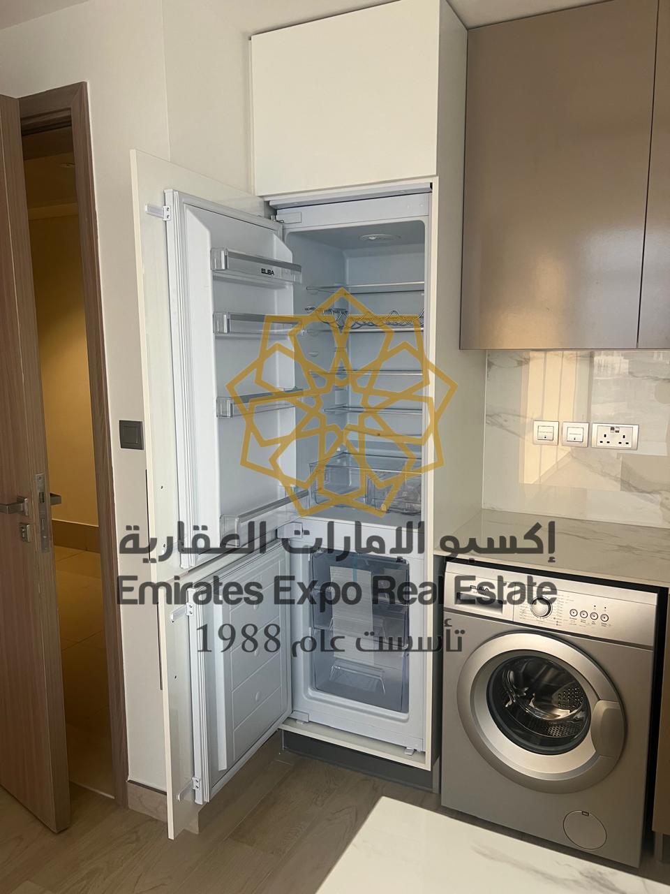 للبيع شقة زاوية بموقع مميز جدا في مطلة على برج خليفة واللاقون كريستال 3