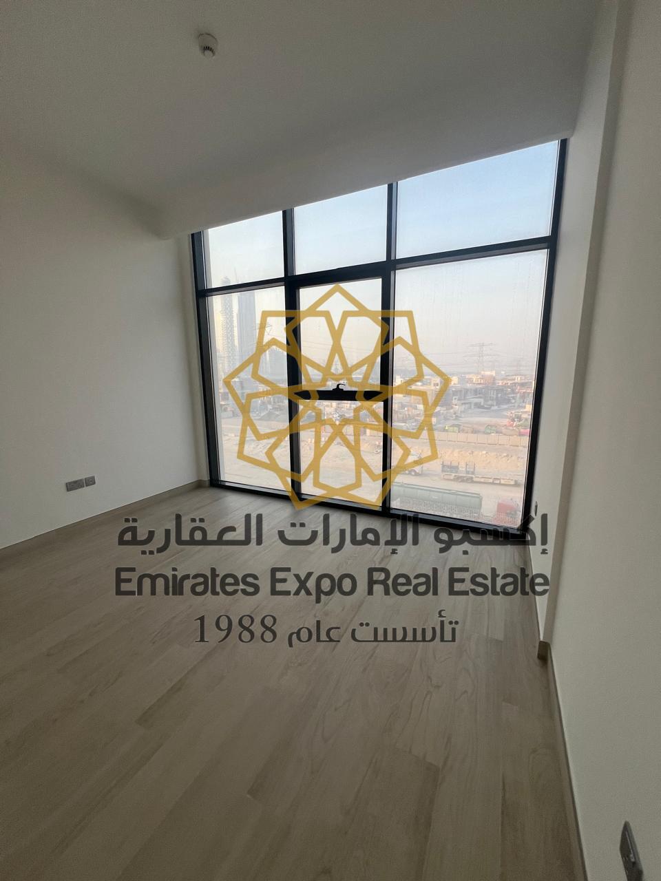 للبيع شقة زاوية بموقع مميز جدا في مطلة على برج خليفة واللاقون كريستال 4