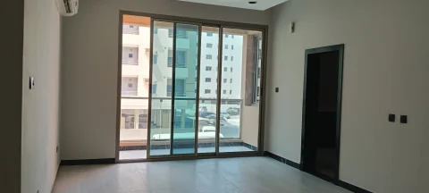 شقة للبيع في الحد، تحتوي على 3 غرف نوم، حمامين، صالة واسعة، شرفة، غرفة غسيل، مصعد، وموقف س