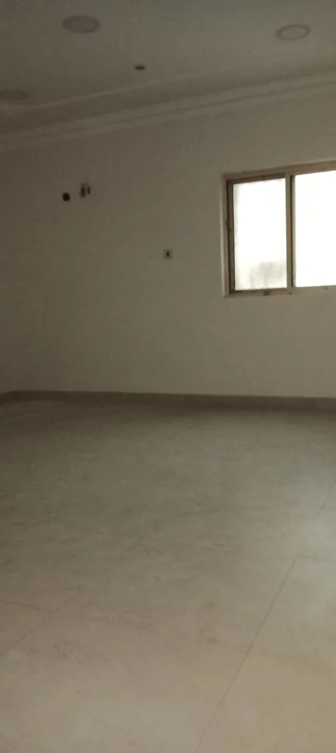 شقة للبيع في الحد جديدة، تحتوي على 4 غرف نوم، 4 حمامات، صالة، مطبخ، ومكيفات