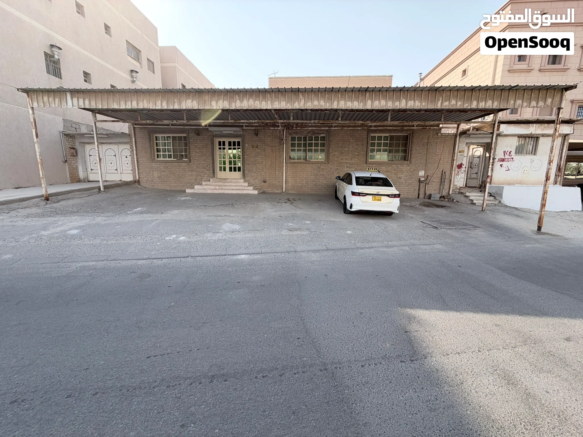 للبيع بيت بالصباحية موقع مميز بطن وظهر مساحتة الف متر مكون من دورين وبهم 3 شقق مؤجرين للتواصل مع الم