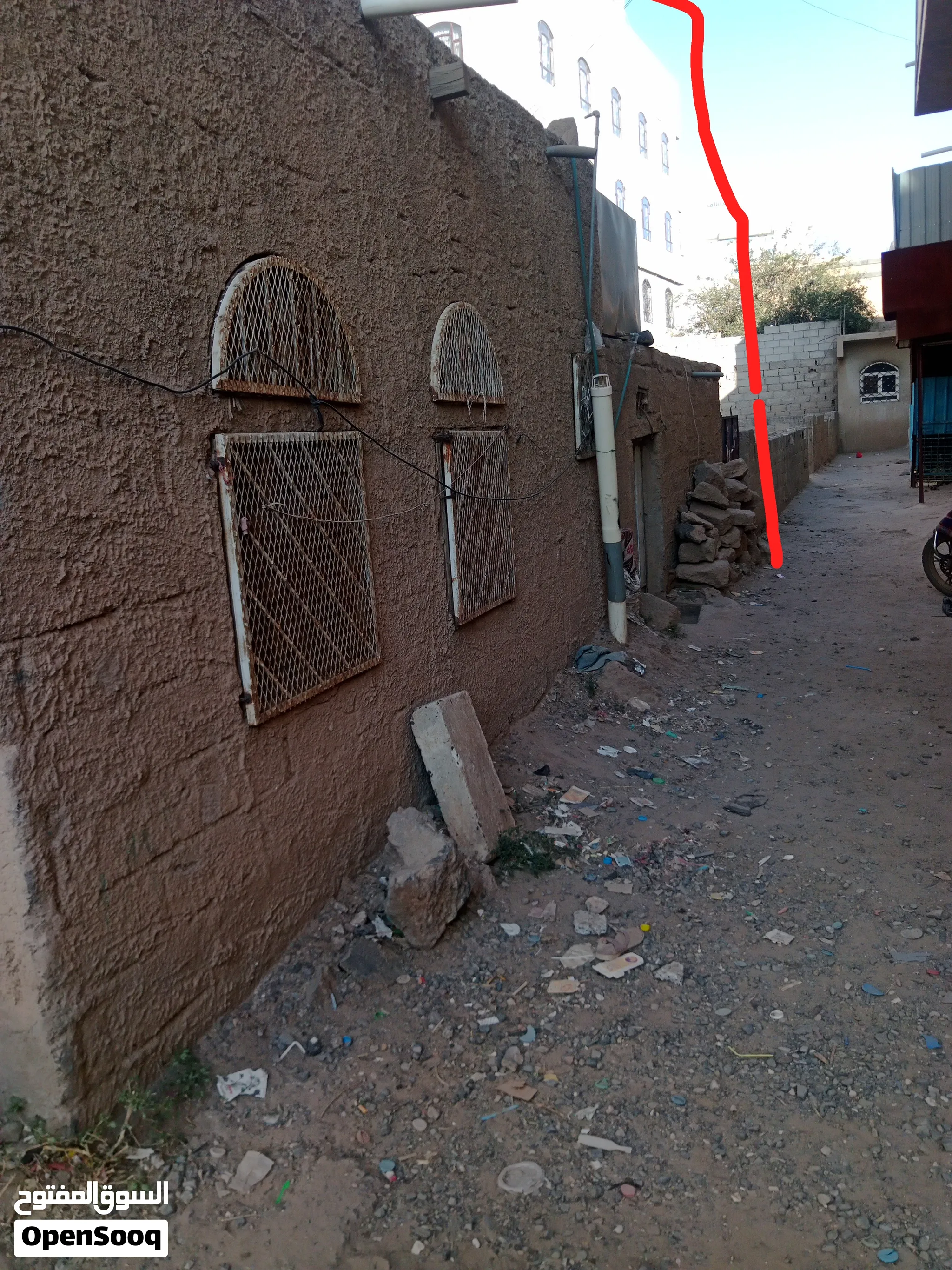 بيت للبيع مساحة ثلاث لبن جوار سوق علي محسن مابين شارع الثلاثين المودي من شارع التلفزيون الى شارع الس