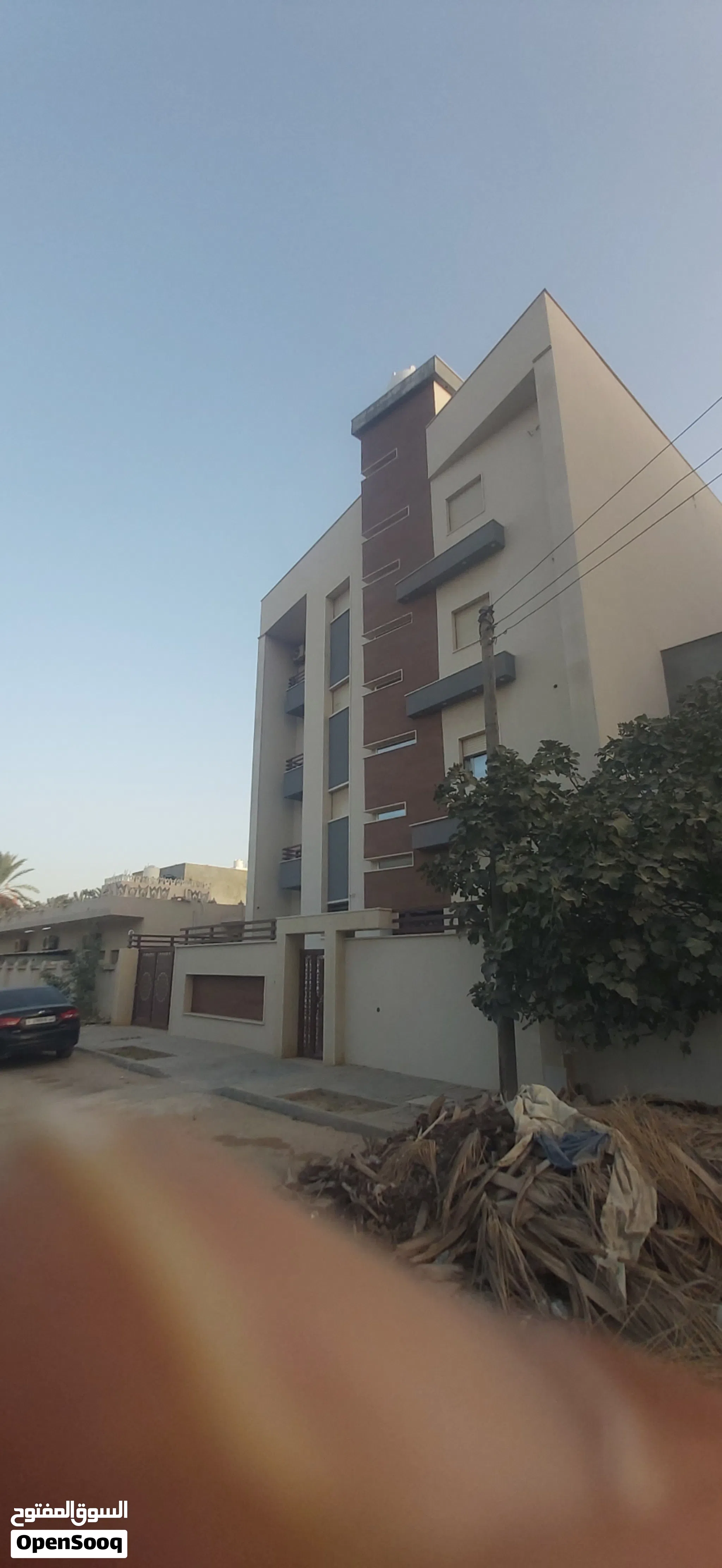 عمارة حديثة بيع اماجرة خدمية تتكون بدروم و 4 شقق في نهاية 11 يوليو مطلة علي واجهة بحرية ومولد