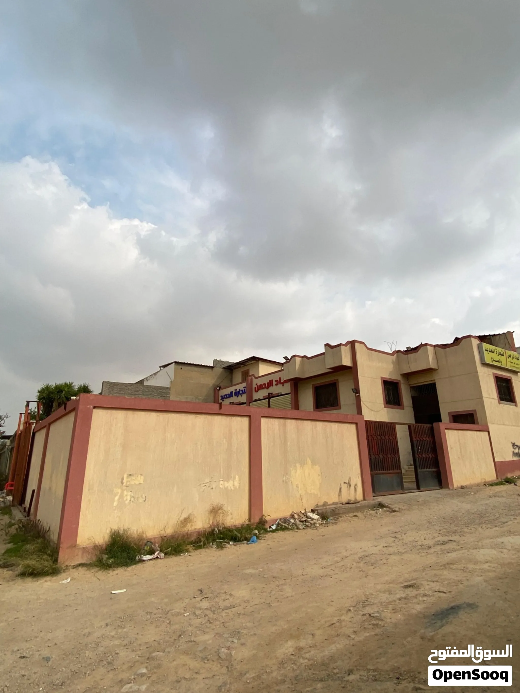 مصنع مميز للبيع ع 3 شوارع ببرج العرب