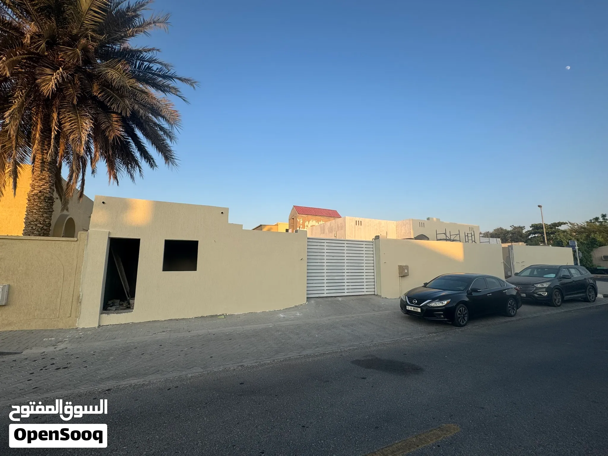 فيلا فاخرة للبيع في الجزات الشارقة ( ضاحية الرقة ) صيانة شاملة على شارعين (من المالك مباشرة)
