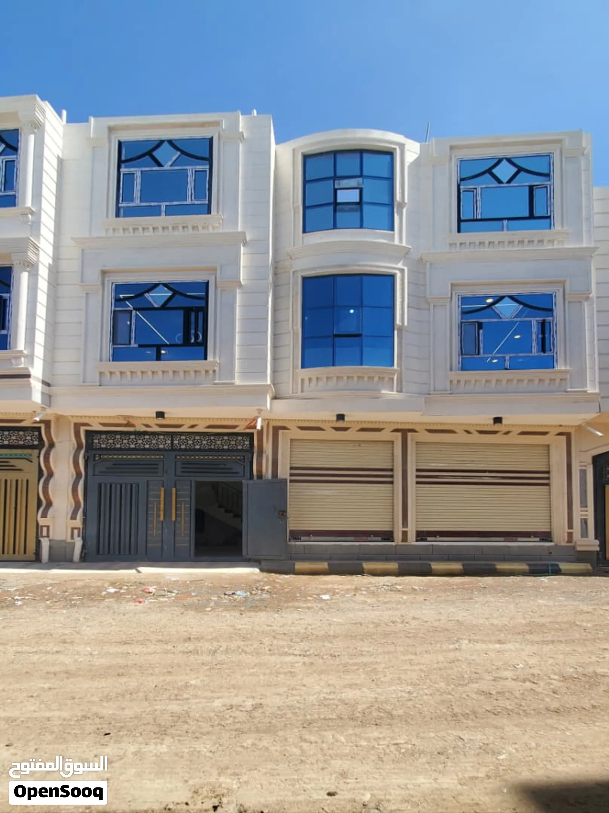 ارخص عماره استثمارية وسط دارس 3شقق 3دور 2 فتحات تجاريه شارع 10 متر