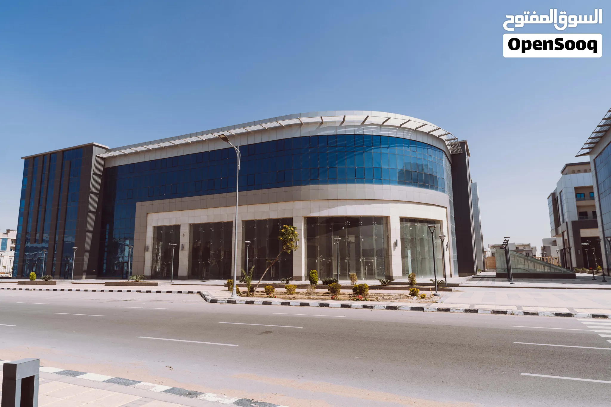 مبنى تجارى للبيع متعدد الانشطة و الاستخدامات مساحته 1800 م مسطح مع ارتفاع 11 متر قابل لعمل ميزانين