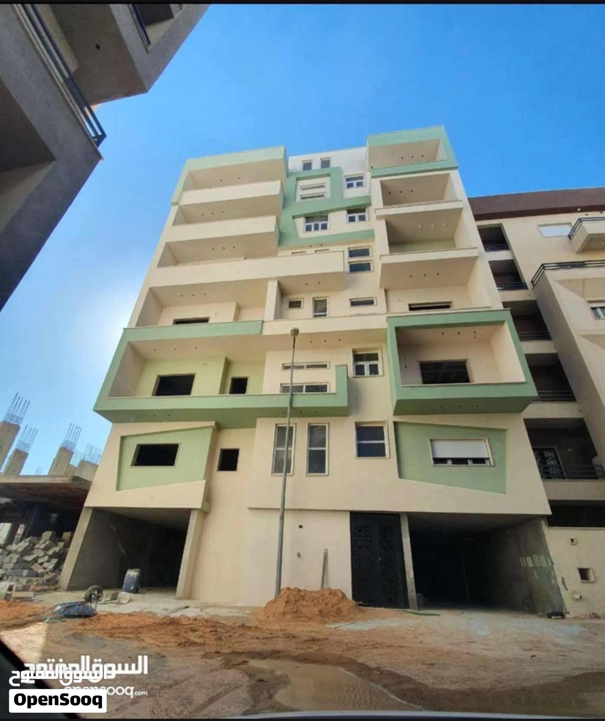 شقة سكنية نص تشطيب بمنطقة السراج طريق المواشي مقسم رويال