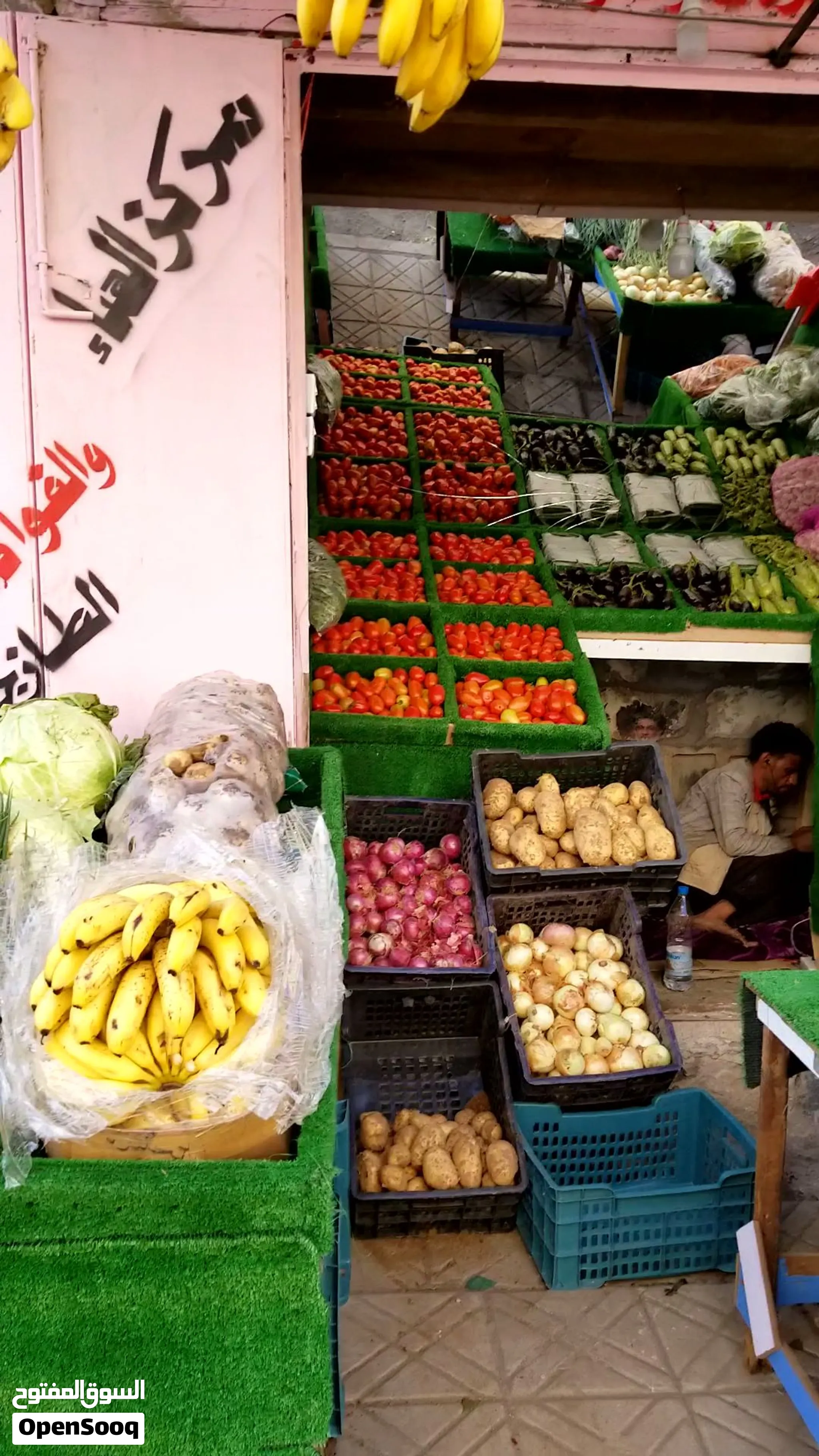 **فرصة استثمارية ممتازة: محل خضار وفواكه للبيع في موقع مميز ب 300 الف!**