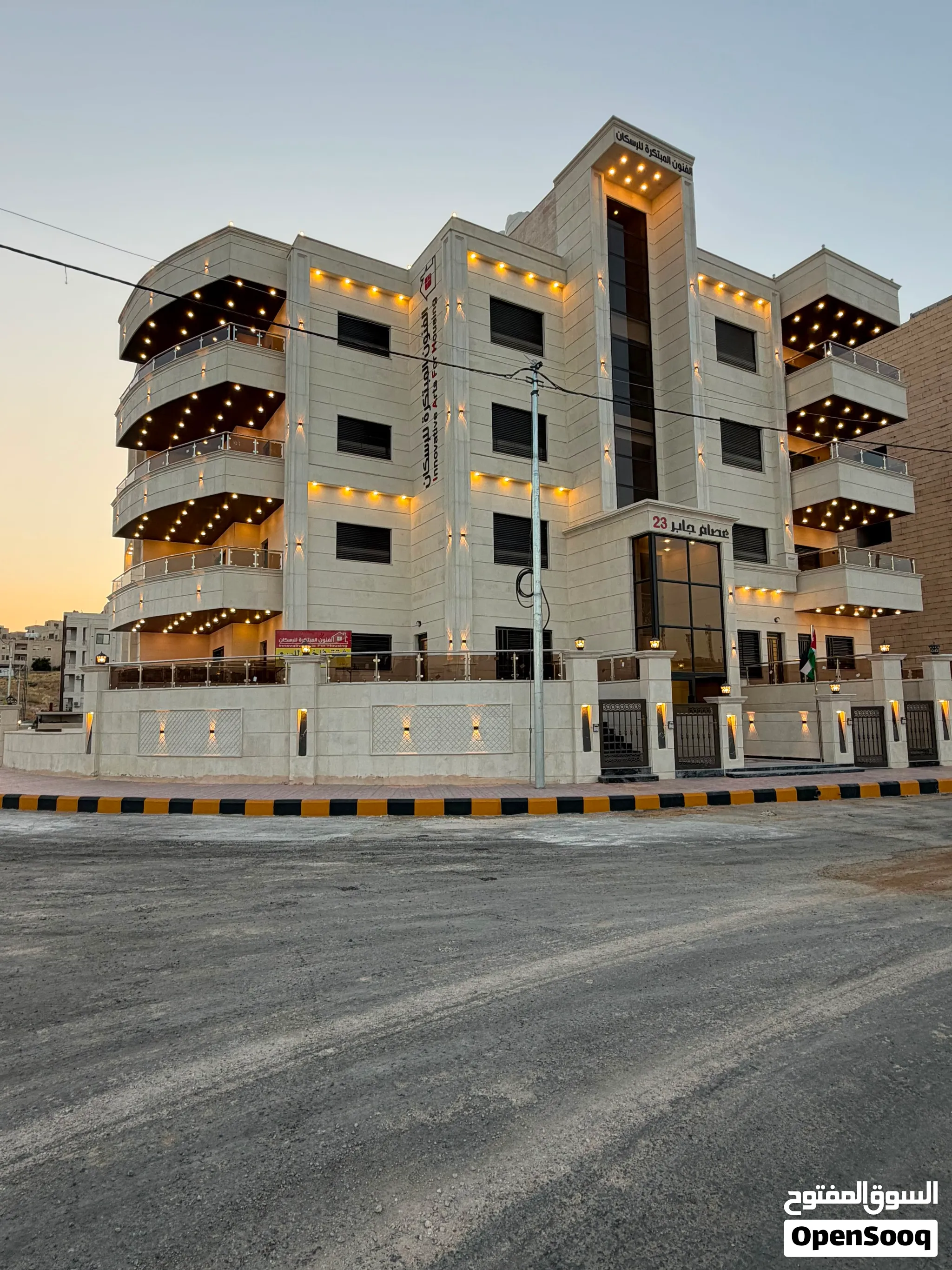 شقة فاخرة طابق ثاني مقابل ملعب جامعة العلوم التطبيقي