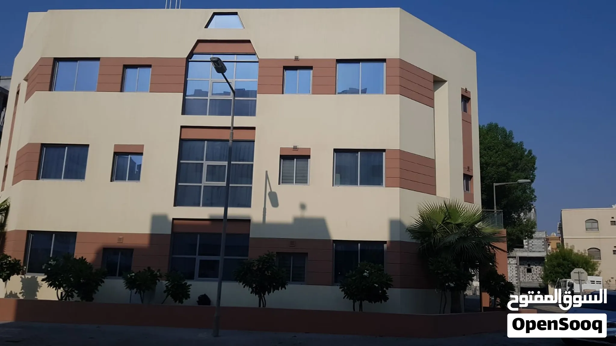 للبيع بناية حديثة في توبلي .