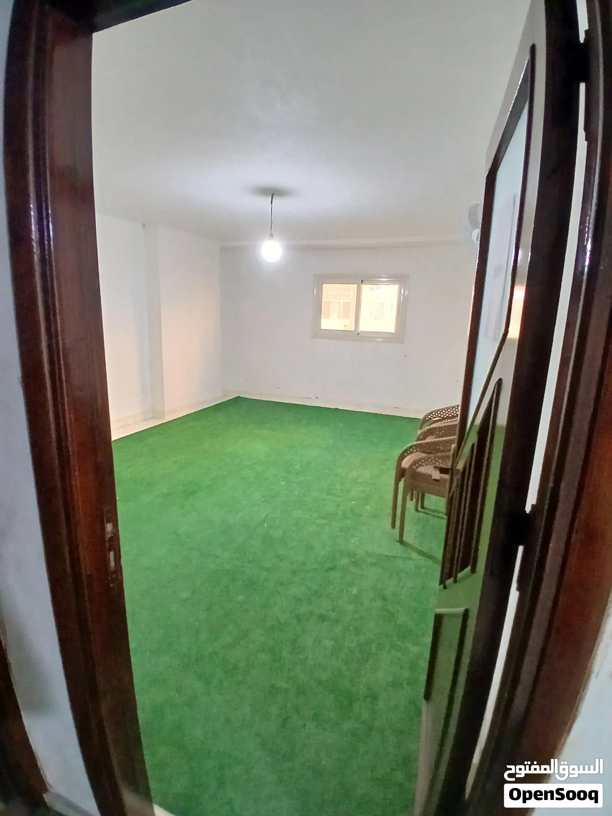 نصف ميزان تجاري للبيع مساحة صافي 155 متر.