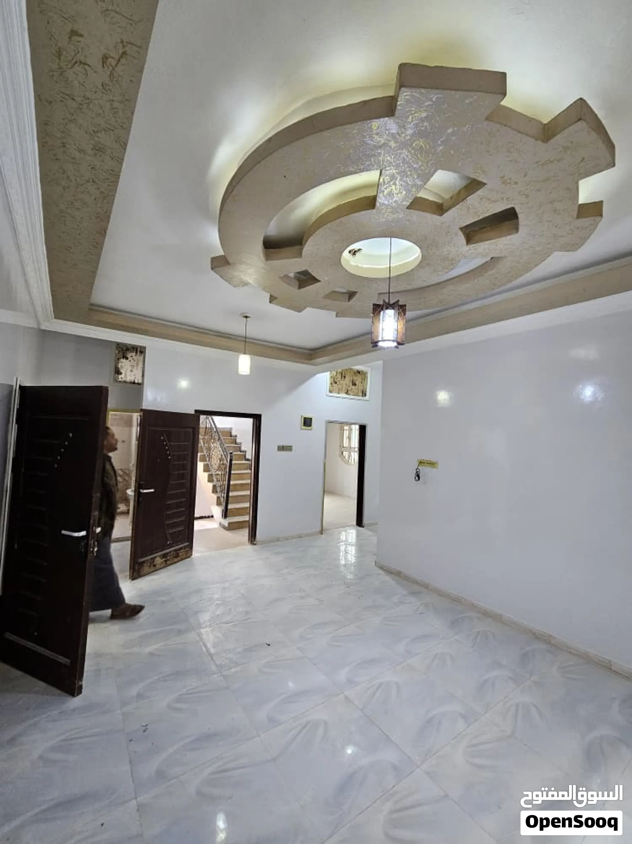 شقق مافي مكونه من ثلاث غرف ومجلس
