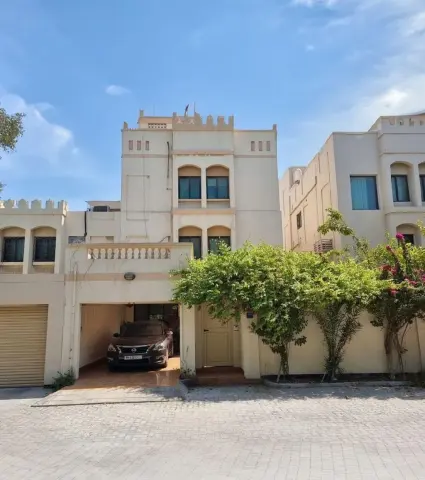فيلا كبيرة وفاخرة للبيع في موقع ممتاز 4