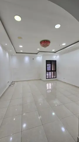 للبيع شقة في مدينة عيسى تتكون من ثلاث غرف، وثلاث حمامات، ومطبخ، وصالة، ومخزن