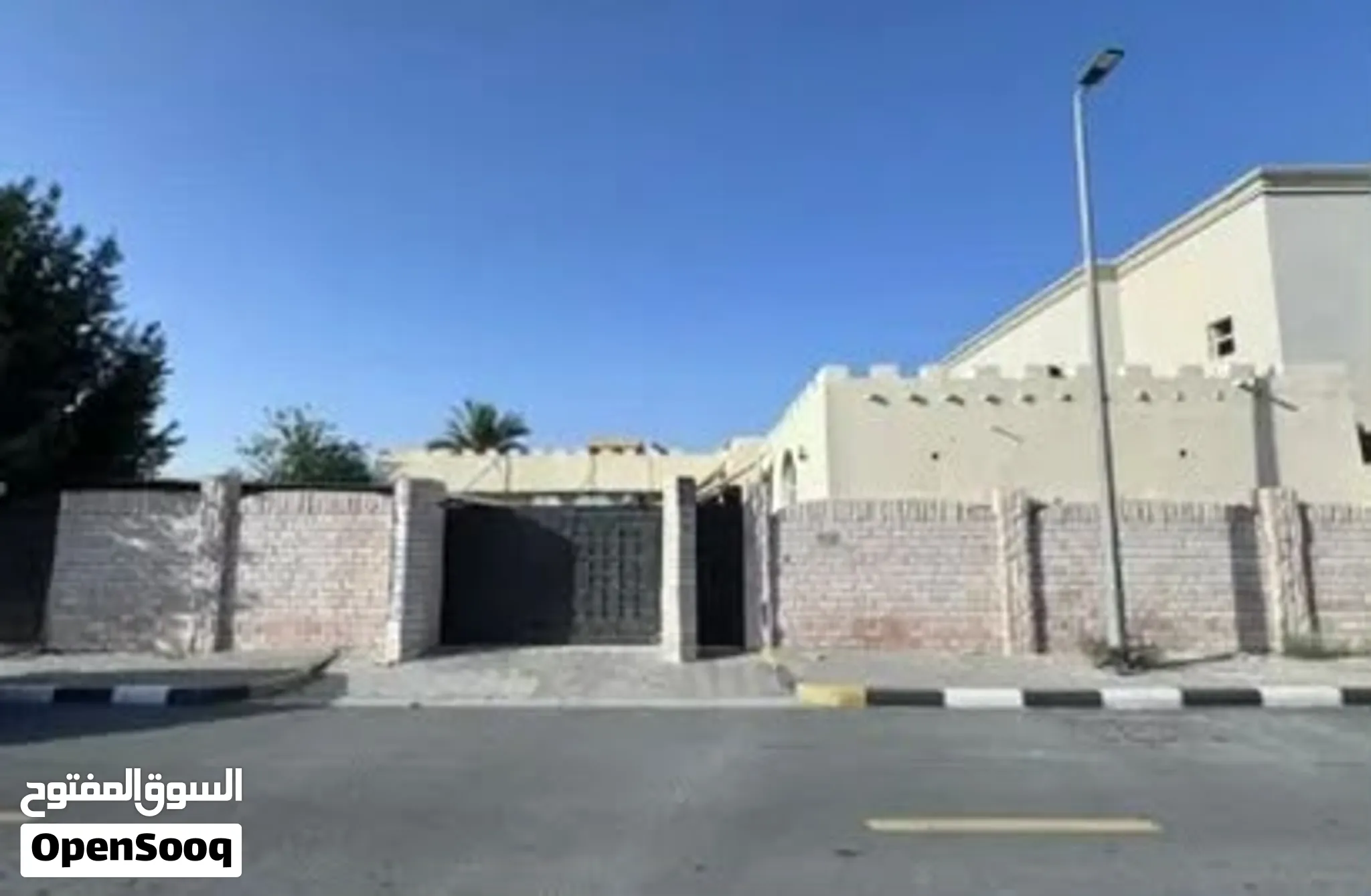 للبيع بيت فاضي بالعزرة بالشارقة