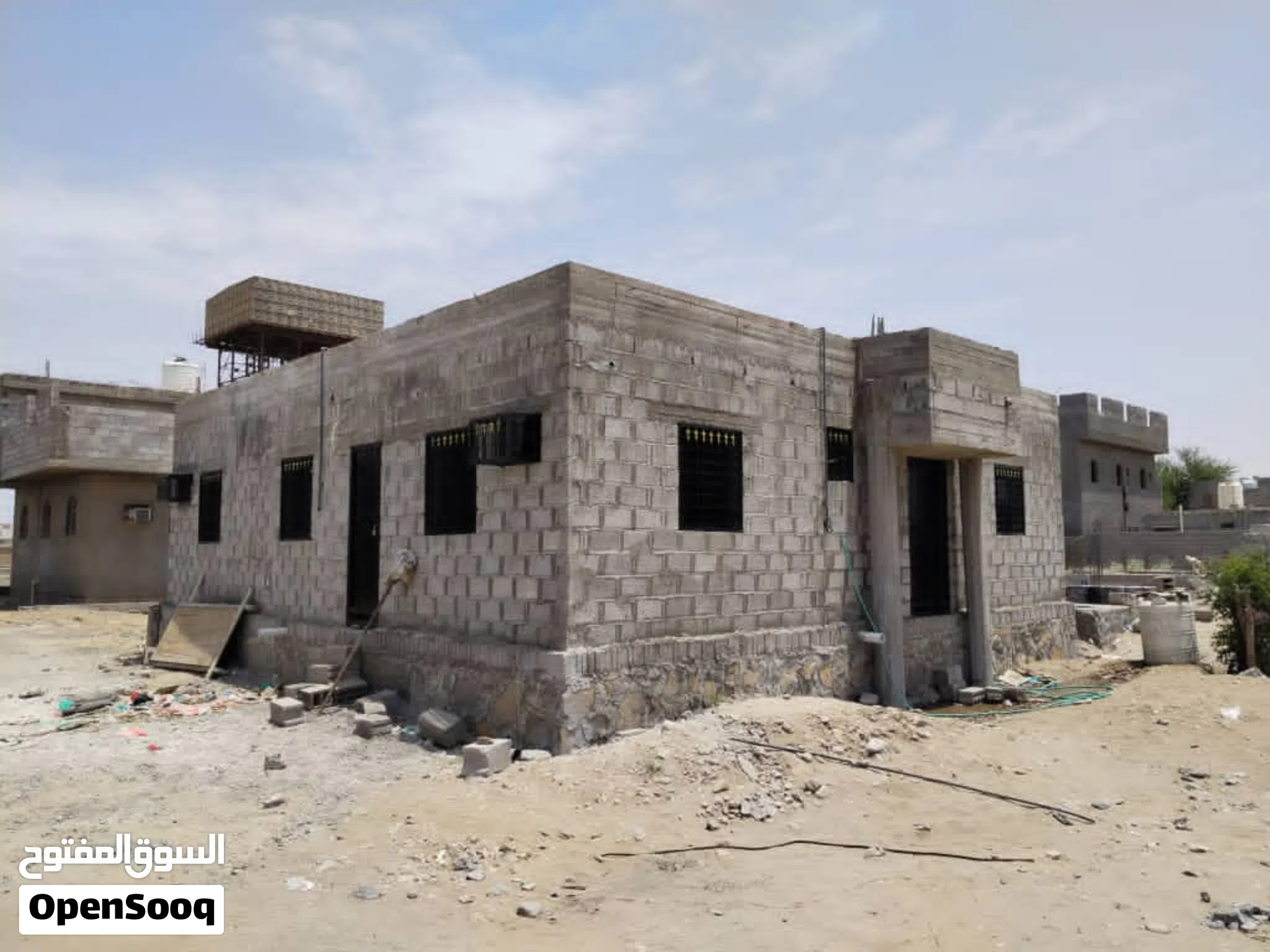 فرصة عقارية مميزة - بيت جديد للبيع في مدينة الشعب، عدن! للبيع بيت شعبي جديد ومميز في موقع استرات