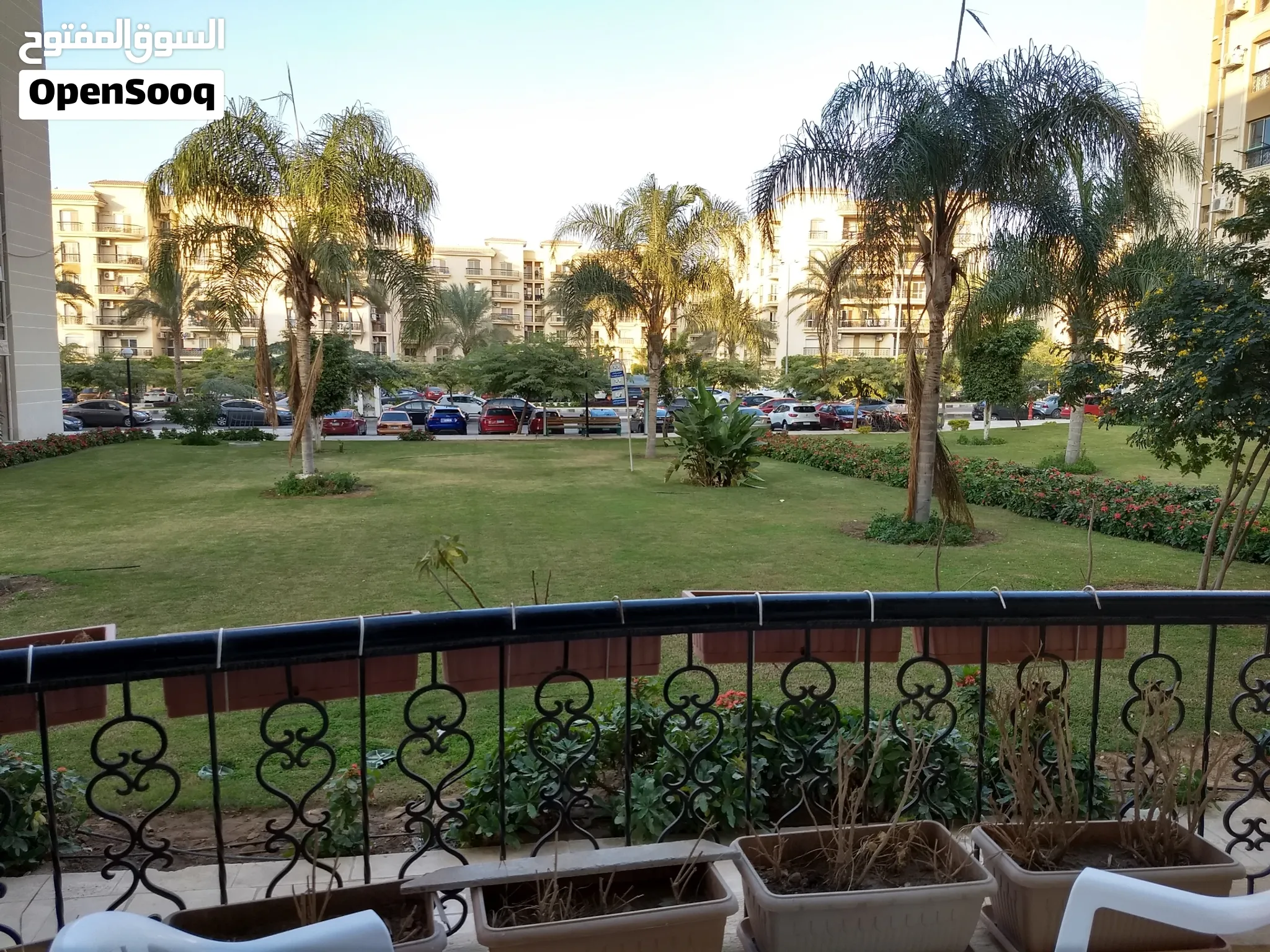 بموقع ممتاز بالرحاب2 وفيو رائع على حديقة كبيرة ثم الشارع الرئيسى وبحرية دقائق من مول افينيو والسوق ا