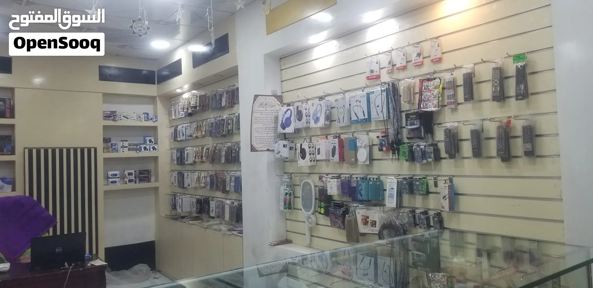 محل للبيع مع البضاعه والديكور مع 3ماسات زجاج وباب زجاج سحاب