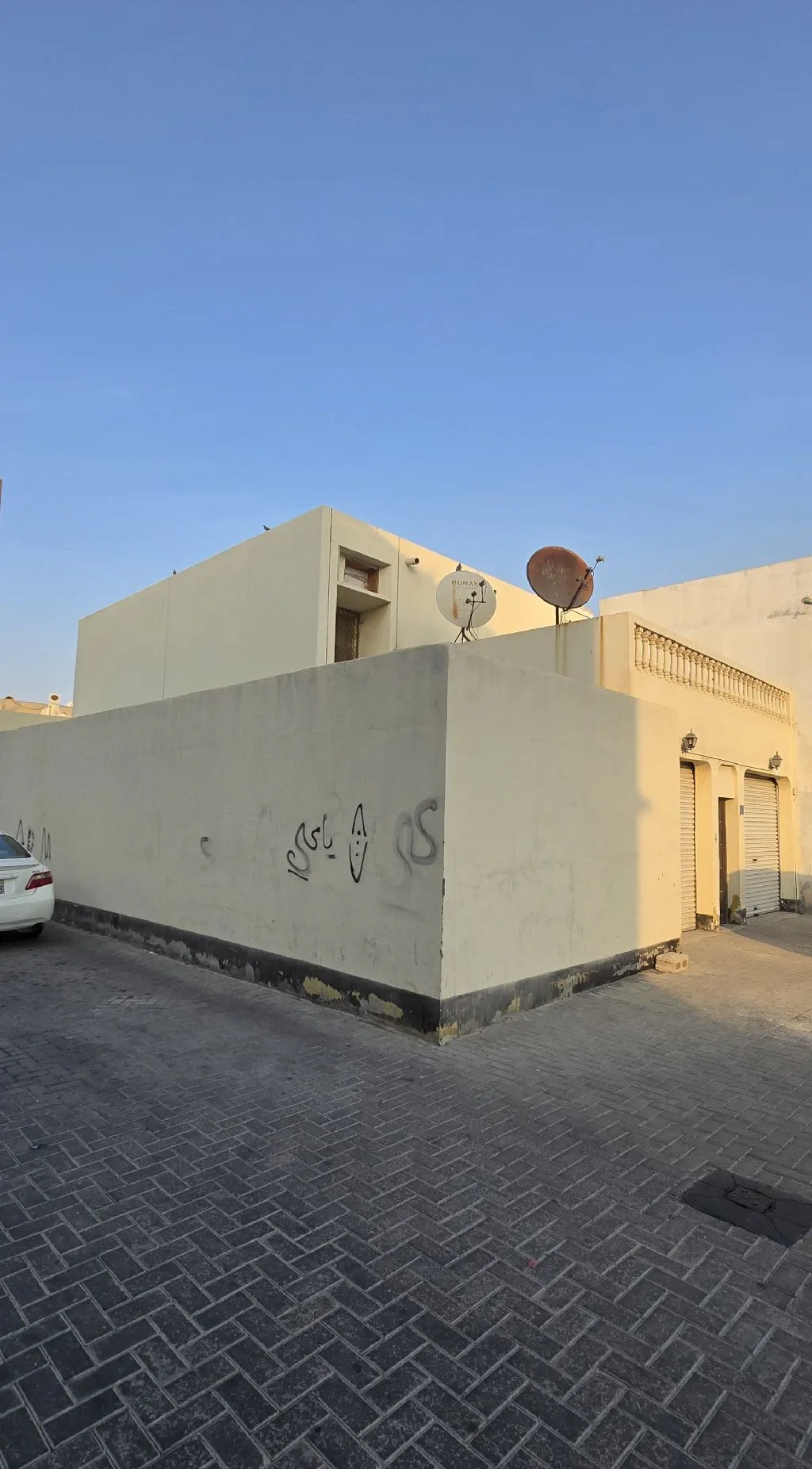 للبيع بيت في مدينة عيسى يقع على شارعين