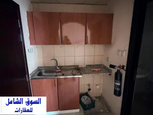 استوديو واسع للإيجار السنوي في كورنيش عجمان | ثاني صف بإطلالة رائعة وبلكونة خاصة