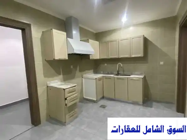 شقة أرضية فاخرة للإيجار بالرميثية | 4 غرف ماستر | صالة كبيرة | 2 باركن خاص