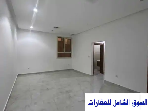 للايجار دور أرضي فاخر بالمسايل: 5 غرف ماستر، مساحة 900 متر مربع، 2 باركن سيارة | الترا هومز