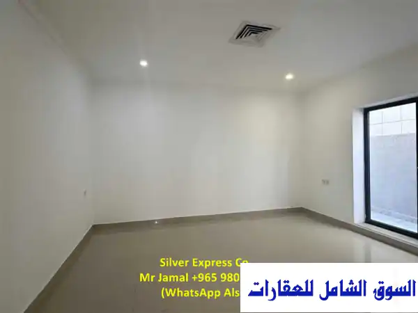 شقة للإيجار في أبو فطرة ثلاث غرف نوم مع شرفة. فطيرة مبارك الكبير