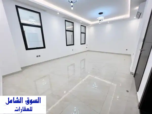 تاون هاوس فاخر للإيجار السنوي بالزاهية، أبوظبي | 5 غرف ماستر | جاهز للسكن فوراً | رووف خاص