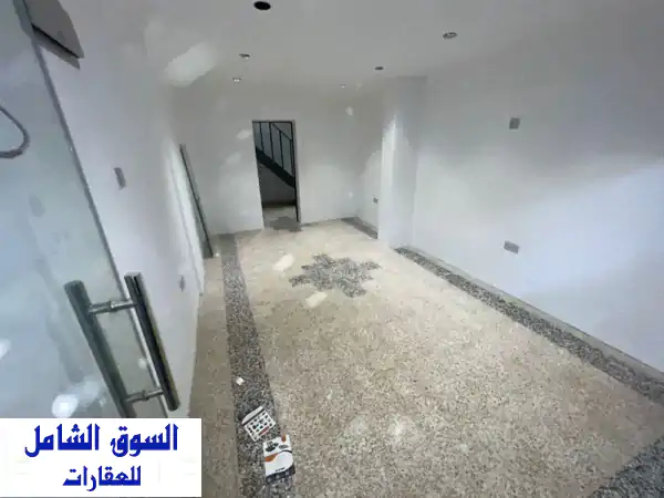 فرصة استثمارية ذهبية: محل تجاري فخم طابقين...