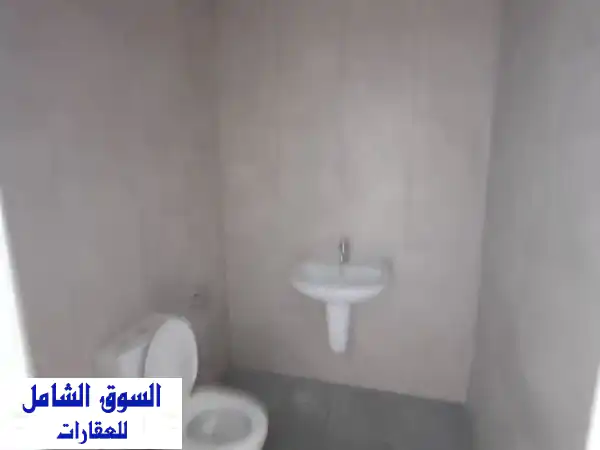 معرض تجاري فاخر للإيجار بسلماباد، البحرين | موقع زاوية استراتيجي 116م² - واجهة زجاجية