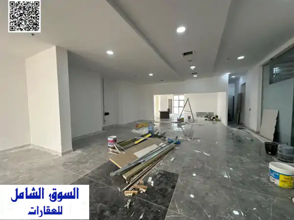 مقر شركة فخم للإيجار السنوي بعجمان الراشدية | 5000 قدم مربع بإطلالة خور مميزة ومرافق متكاملة