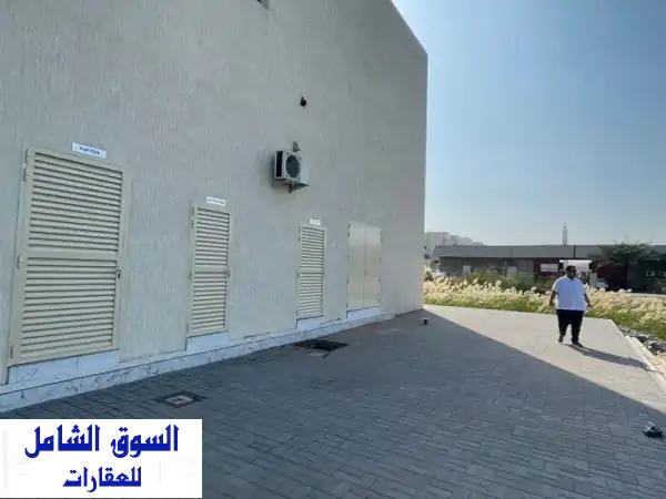 معرض للإيجار في جلفار، رأس الخيمة: موقع استراتيجي على شارع المنامة الرئيسي | الروافد العقارية