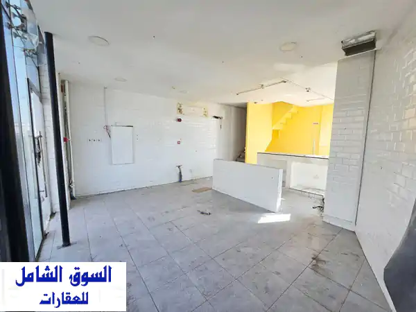 شوروم تجاري فاخر للإيجار في سند - شارع رئيسي،...