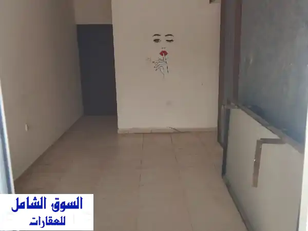 بدون فرش للإيجار الشهري في الخوير غرفة وصالة...