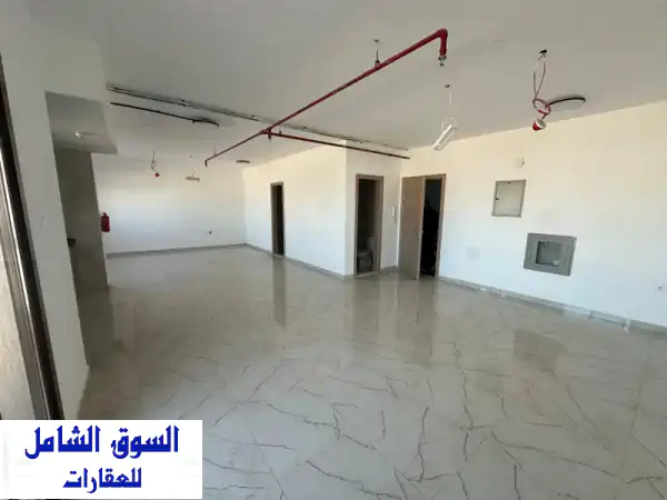 مكتب تجاري فاخر للإيجار في الجرف الصناعية 2 عجمان | موقع استراتيجي ومساحة 900 قدم بميزانين