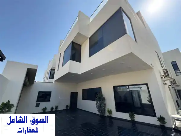 للبيع فيلا فاخرة في سار | 3 طوابق، 4 غرف نوم، 3 مطابخ...