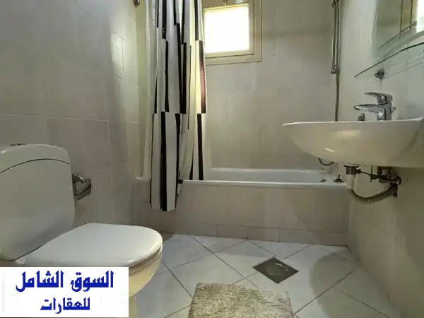 شقة مفروشة للإيجار بالمنقف قطعة 4: إطلالة بحرية ساحرة وخدمات فندقية متكاملة!