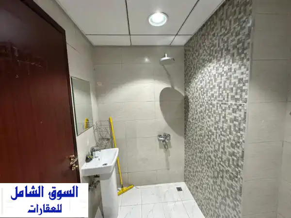 فرصة ذهبية: استوديو فاخر جاهز للتملك الفوري بأبراج الكورنيش ريزيدنس - أقساط ميسرة ومرافق عالمية!