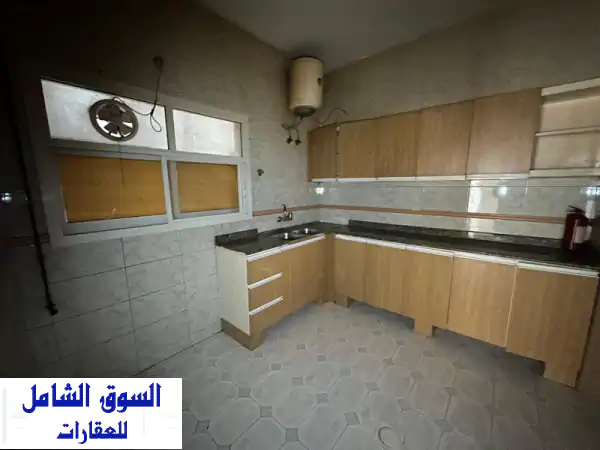 فرصة لا تُعوّض! إيجار شقة غرفة وصالة مميزة في الشارقة، المجاز 3 | بلكونة، خزائن، حمامين | 32 ألف درهم سنويًا