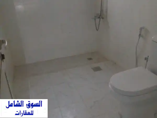 فيلا فاخرة للإيجار بالنخيلات الشارقة | 4 غرف نوم، كراج خاص، غرفة خادمة | سكن عائلي مثالي!